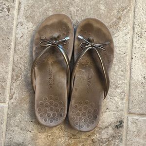 Vionic gold sandal with bow